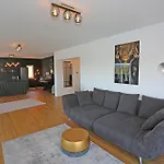 Exklusive Mit Balkon Und Direktem Rheinblick Mit 2 Schlafzimmern Fuer Bis Zu 5 Gaeste דירה Urmitz