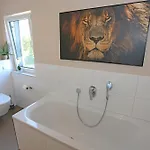 דירה Exklusive Mit Balkon Und Direktem Rheinblick Mit 2 Schlafzimmern Fuer Bis Zu 5 Gaeste Urmitz