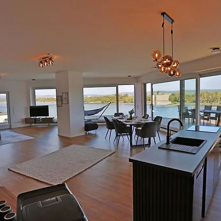 Exklusive Mit Balkon Und Direktem Rheinblick Mit 2 Schlafzimmern Fuer Bis Zu 5 Gaeste Urmitz