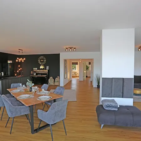 Exklusive Mit Balkon Und Direktem Rheinblick Mit 2 Schlafzimmern Fuer Bis Zu 5 Gaeste Apartmán Urmitz