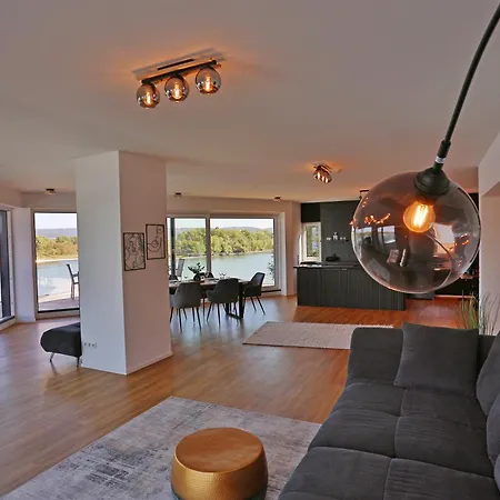 Exklusive Mit Balkon Und Direktem Rheinblick Mit 2 Schlafzimmern Fuer Bis Zu 5 Gaeste Apartment Urmitz