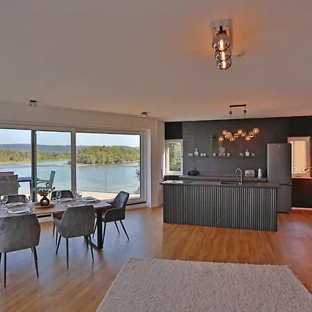 Apartment Exklusive Mit Balkon Und Direktem Rheinblick Mit 2 Schlafzimmern Fuer Bis Zu 5 Gaeste Urmitz