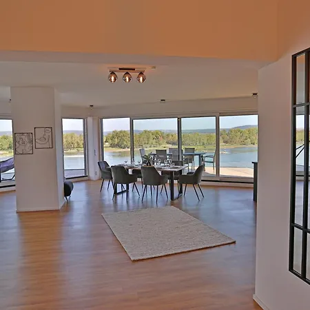 Appartement Exklusive Mit Balkon Und Direktem Rheinblick Mit 2 Schlafzimmern Fuer Bis Zu 5 Gaeste *