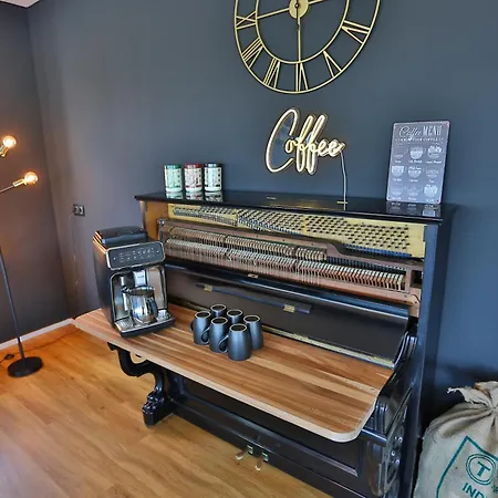 Exklusive Mit Balkon Und Direktem Rheinblick Mit 2 Schlafzimmern Fuer Bis Zu 5 Gaeste Apartment Urmitz