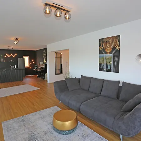 Exklusive Mit Balkon Und Direktem Rheinblick Mit 2 Schlafzimmern Fuer Bis Zu 5 Gaeste Appartement Urmitz