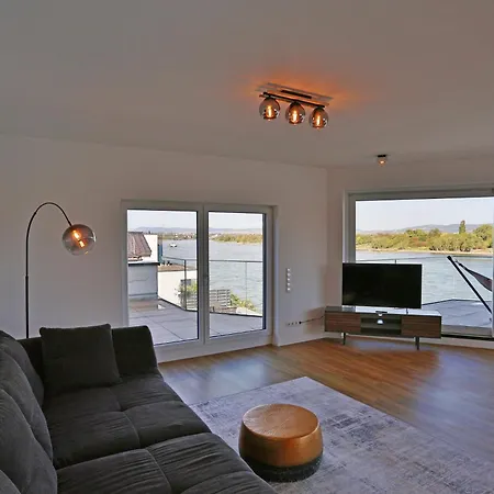 Exklusive Mit Balkon Und Direktem Rheinblick Mit 2 Schlafzimmern Fuer Bis Zu 5 Gaeste Urmitz