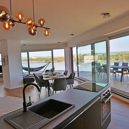 Apartment Exklusive Mit Balkon Und Direktem Rheinblick Mit 2 Schlafzimmern Fuer Bis Zu 5 Gaeste Urmitz