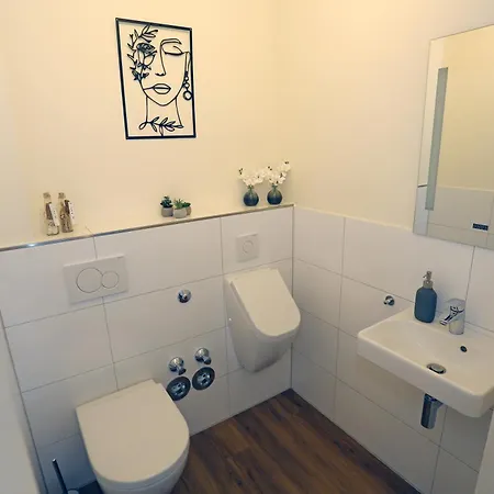 Exklusive Mit Balkon Und Direktem Rheinblick Mit 2 Schlafzimmern Fuer Bis Zu 5 Gaeste Urmitz