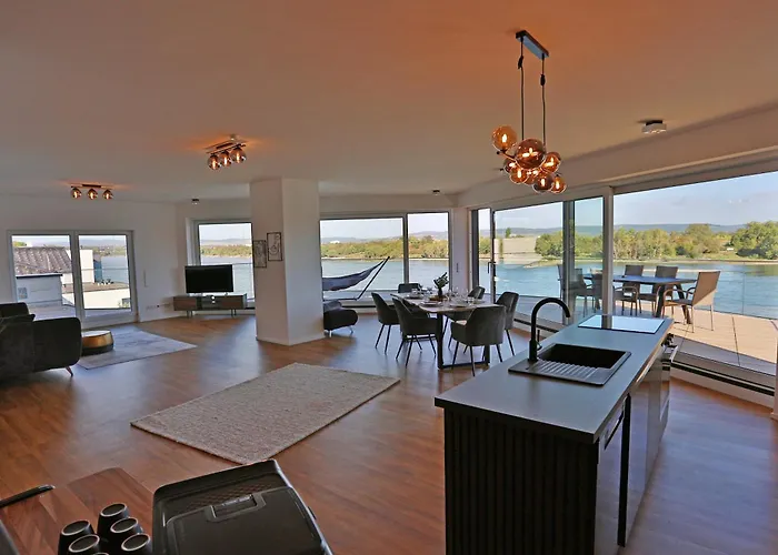 Exklusive Mit Balkon Und Direktem Rheinblick Mit 2 Schlafzimmern Für Bis Zu 5 Gäste Urmitz