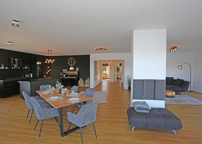 Exklusive Mit Balkon Und Direktem Rheinblick Mit 2 Schlafzimmern Fuer Bis Zu 5 Gaeste Apartmán Urmitz