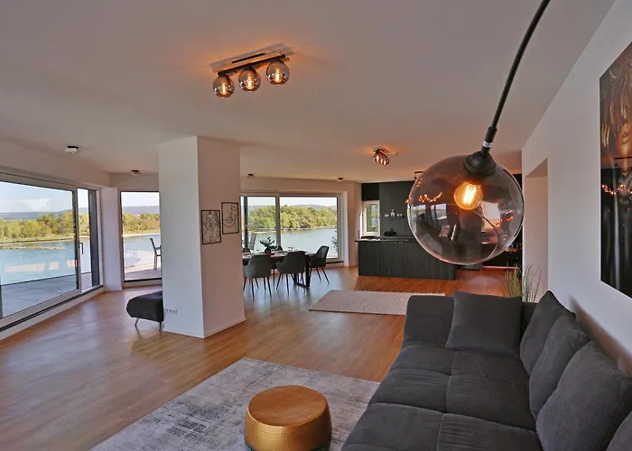 Exklusive Mit Balkon Und Direktem Rheinblick Mit 2 Schlafzimmern Fuer Bis Zu 5 Gaeste Apartmán Urmitz